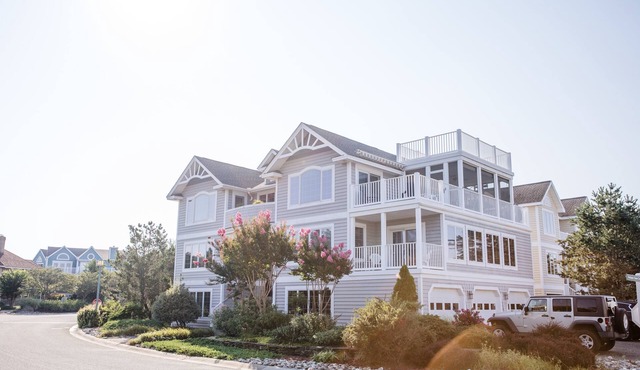 Spacious luxury, bay views, elevator