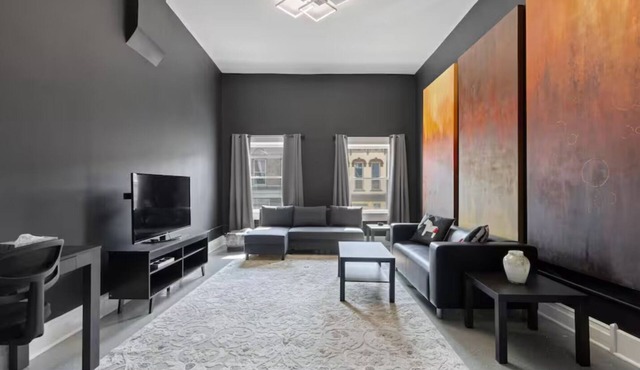 Spacious Luxury Black Downtown Apartment - Minutes from WEC!