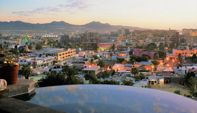 SPACIOUS LUXURY CONDO - WALK EVERYWHERE - PRIVATE SECURITY - CONCIERGE SERVICE