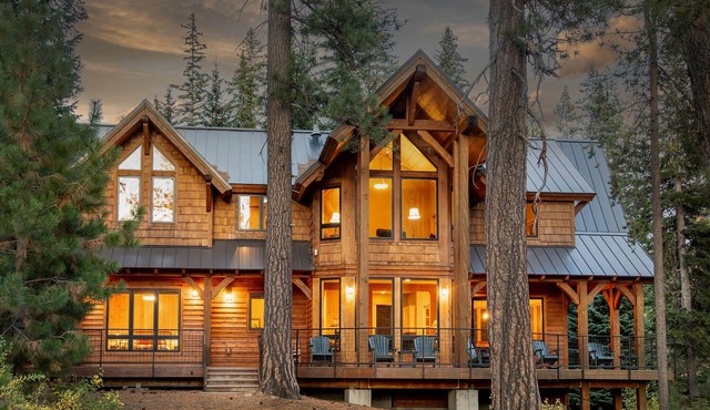 Spacious Luxury Cabin/Home on Private Lake w/Hot Tub & Amazing Views - Bend