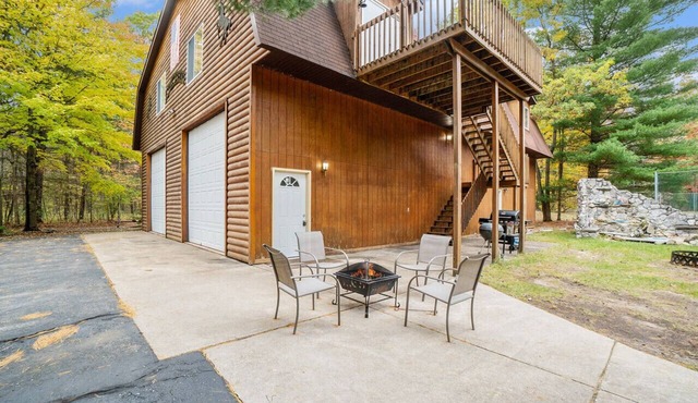 Spacious Luxury Cabin near The Big Bear Creek!