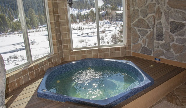 Spacious Luxury Condo Private Hot Tub and Sanua in Unit 1000' to ski lift