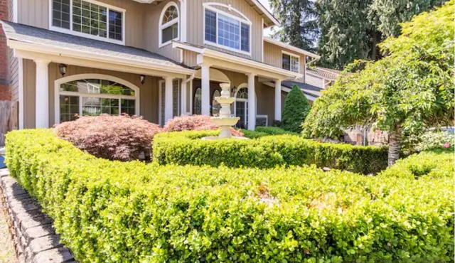 Spacious/Luxury/Custom Home with 6 beds/4.5 baths