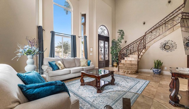 Spacious Luxury Family Getaway Home, Downey