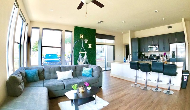 Spacious Luxury for 6: WiFi, 3 TVs, Pool & Gym