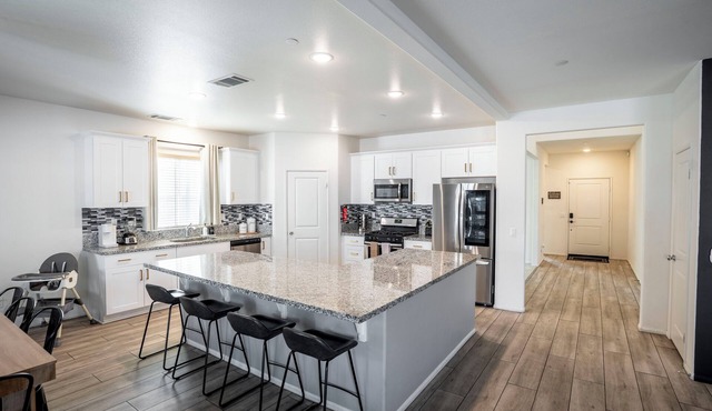 Spacious Luxury Getaway. Pool&Spa. EV Charge