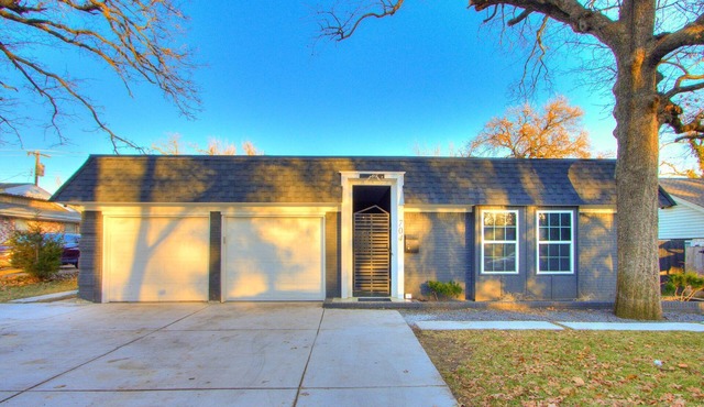 Spacious Luxury House w/Pool & GUEST HOUSE 12 min from DOWNTOWN OKC