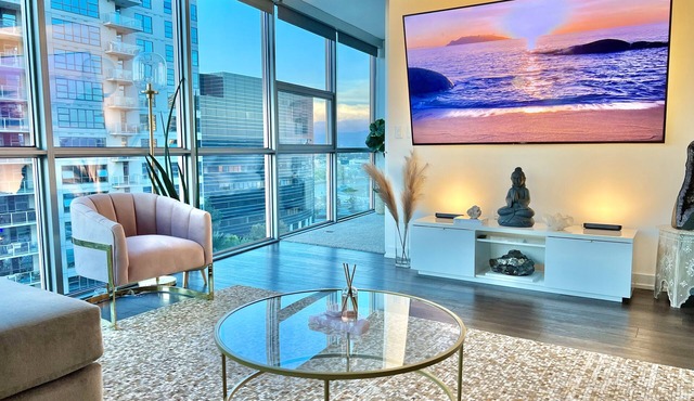 Spacious Luxury High-rise 2bd 2ba w/pool spa & gym