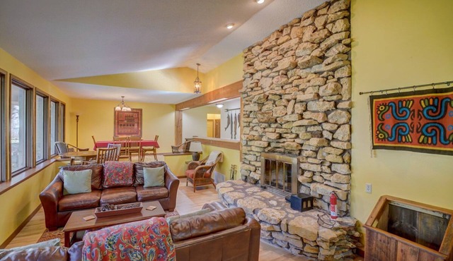 SPACIOUS LUXURY HOME - CONVENIENT MADISON EAST LOCATION