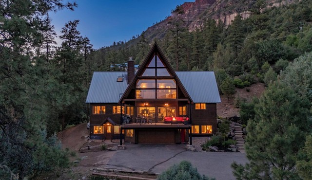 Spacious Luxury Home Close to Downtown and Ski, Private Hot Tub, Amazing Views