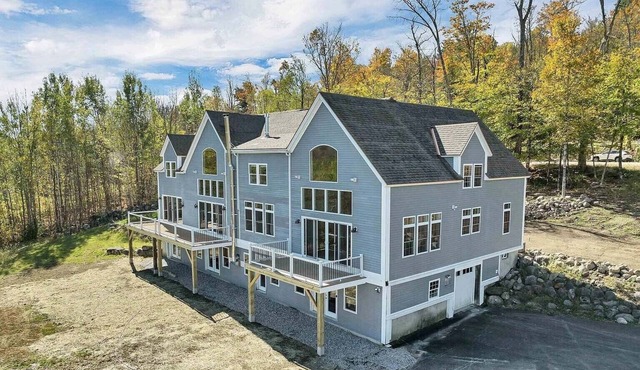 Spacious Luxury Home, Privacy & Stunning Mountain Views