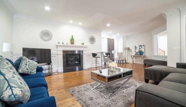 Spacious Luxury Home in the Heart of it ALL: 5 Bedroom, 5.5 bathrooms