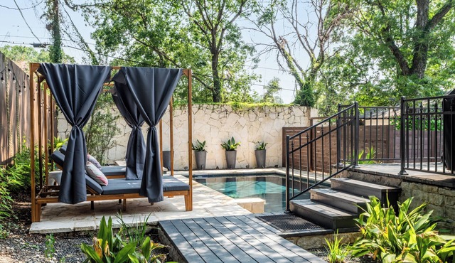 Spacious Luxury Home with heated pool and spa - 5 mins from downtown