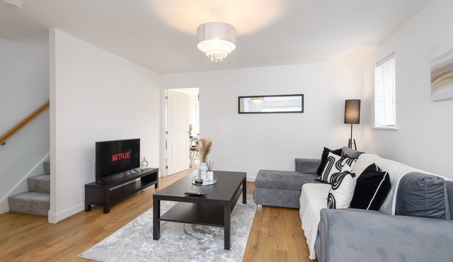 Spacious Luxury House In Canterbury with Free Parking & Garden - Sleeps 7