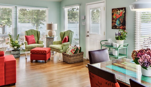 Spacious Luxury Lake Cottage, beautiful flat lawn and breathtaking views!