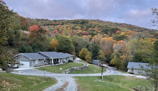 SPACIOUS LUXURY LODGE, 5 MIN TO SLOPES 2 FIREPLACES, POOLTABLE sleeps 16
