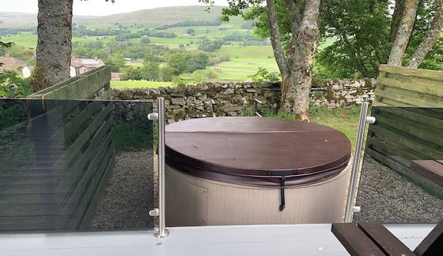 Spacious luxury lodge with high end décor to sleep four.