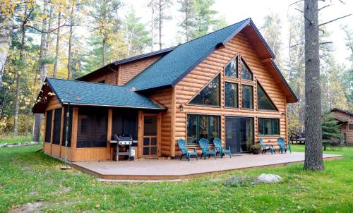 Spacious Luxury Log Cabin with Stone Fireplace & Screened Porch Near Superior National Forest, Babbitt MN