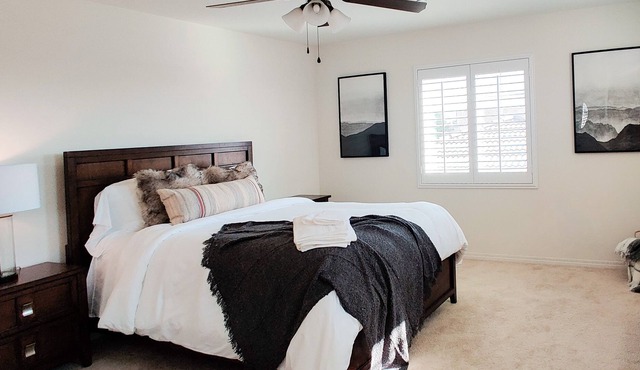 Spacious Luxury Modern Home by Silverlakes