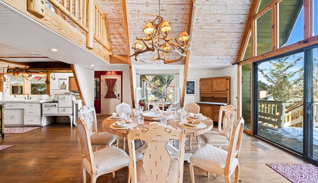 Spacious, Luxury, Picturesque "Mountain High Manor"- Ski Resort Town!