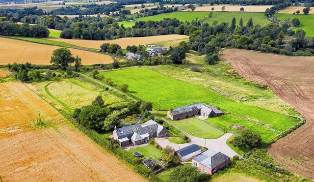 Spacious luxury- private- peaceful- exclusive- surrounded by nature. Hot tub.