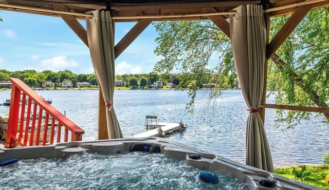Spacious Luxury Retreat Lakehouse