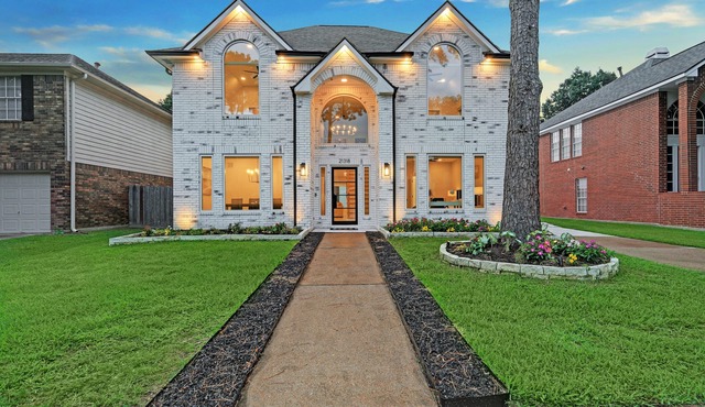 Spacious Luxury Retreat + Game Room + Chef Kitchen