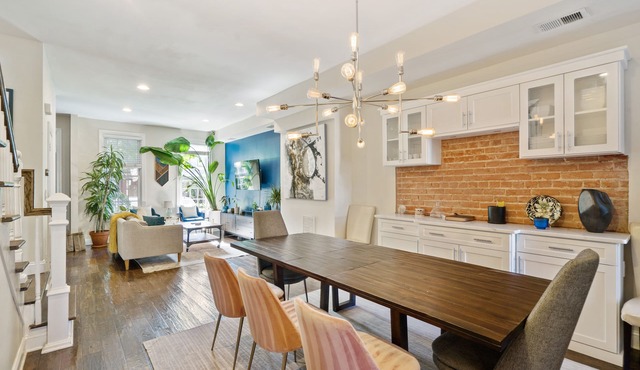 Spacious luxury rowhouse in the heart of DC. (With lots of plants!)