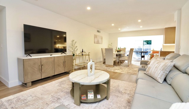 Spacious Luxury Oasis Getaway w/pool 15 mins from beach