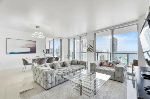 Spacious Luxury Apartment at Beachwalk Resort with Ocean Views and Private Foyer