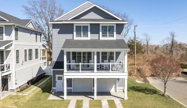 Spacious Luxury Vacation Home with Entertainment and Comfort, Close to Beach!