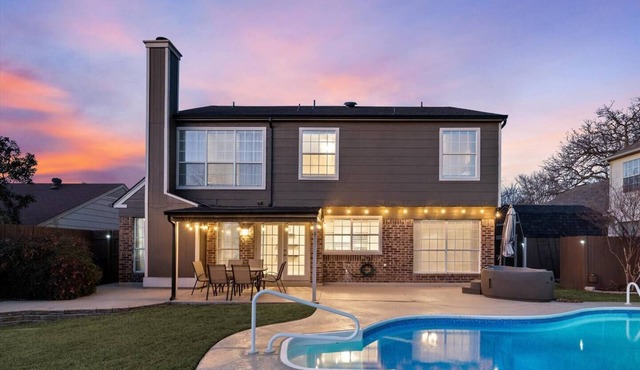 Spacious Modern Home w/Pool Hot Tub Game Room