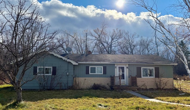 Spacious Mackinaw Avenue Creekside Cottage