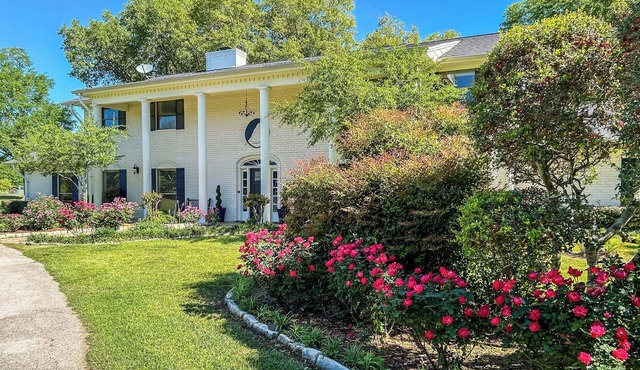 Spacious Madisonville Estate w/Grill & Pond Views
