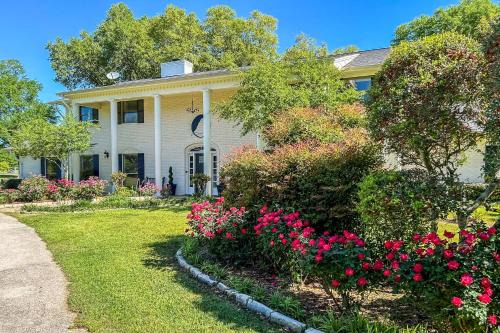 Spacious Madisonville Estate with Grill and Pond Views