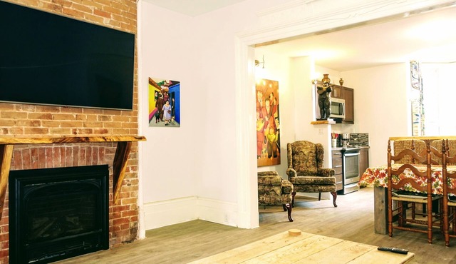 Spacious main floor 2.5 bdrm suite Kingston UpScale Area Gated Garden Patio