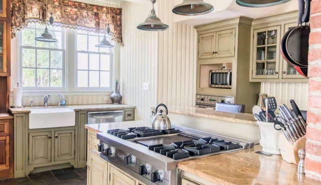 Spacious Manor 1.5 mi to Omni Homestead w/Access to Hot Tub, Fitness Rm & Pool