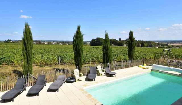 Spacious Mansion in Vinzelles with Swimming Pool