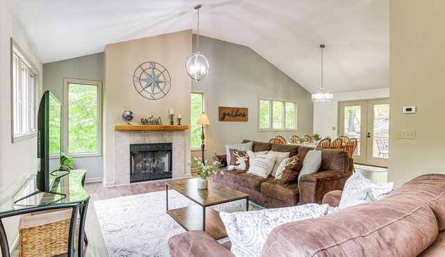 Spacious Massanutten Home w/Hot Tub & Sauna!