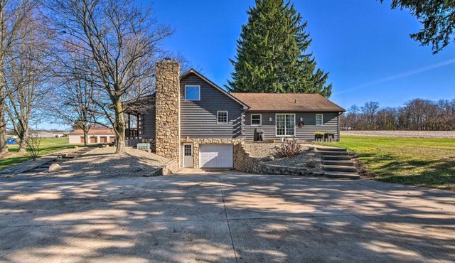 Spacious Massillon Log Cabin with Fire Pit!