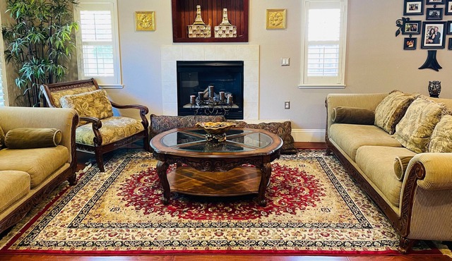 Spacious Master Bedroom - Walking distance to Fair Oaks Village!