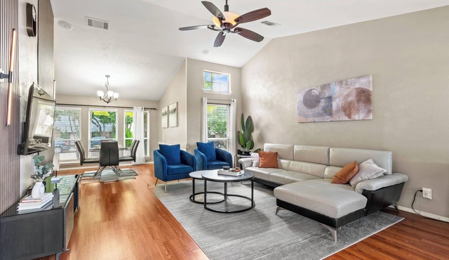 Spacious master King Bed suite, & fast wi-fi, Mins to convention center