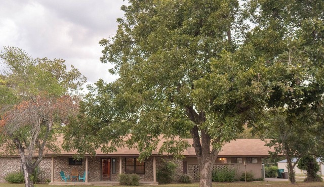 Spacious MCM home 2 minutes from downtown, Pet-Friendly!