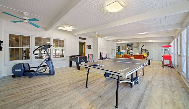 Spacious MCM vacation home w/ private pool in the heart of Corpus Christi!!!!!!!