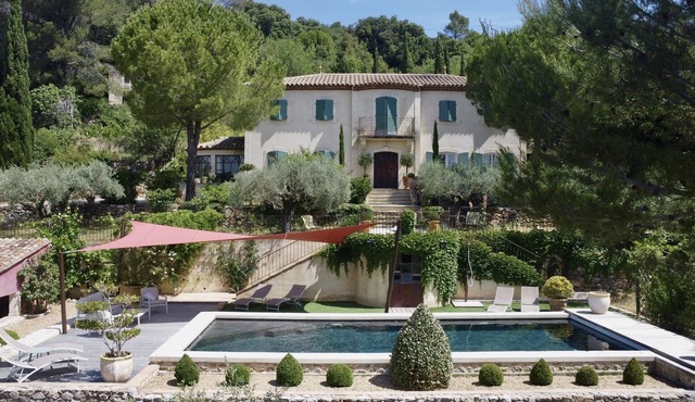 Spacious Mediterranean Bastide in a green setting. Pool & Spa