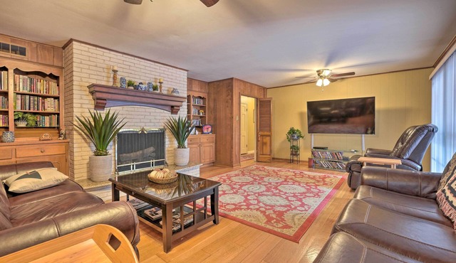 Spacious Memphis Home - Walk to Graceland