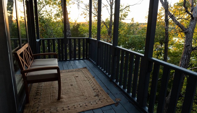 Spacious Mid-Century Cozy Home with Lake View