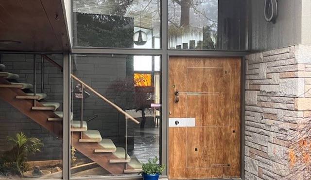 Spacious Mid Century 5-bedroom house in S Salem with AC, WiFi, Pool, Bar Area