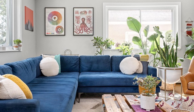 Spacious Mid-Century Modern 2 BR in Ramsay. 10 min walk to Stampede. Near DT