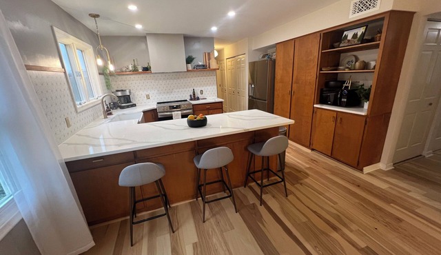 Spacious Mid-Century 5-bedroom house, Reunion & Retreat Ready